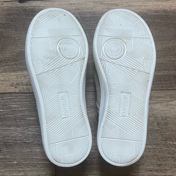 Magellan Outdoors Slip on Deck Shoes Sz Youth 2 - Picture 7 of 8